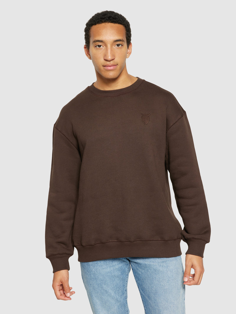 KnowledgeCotton Apparel - MEN Straight fit sweat with embroidery at chest Sweats 1243 Demitasse (brown)