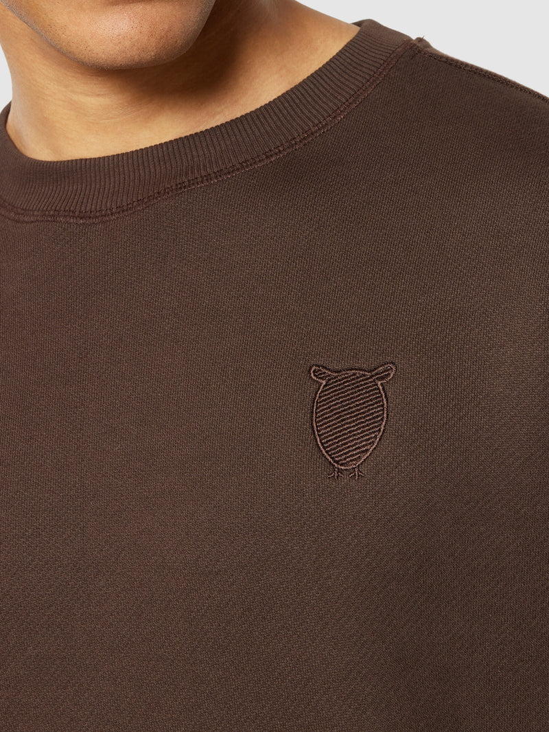 KnowledgeCotton Apparel - MEN Straight fit sweat with embroidery at chest Sweats 1243 Demitasse (brown)