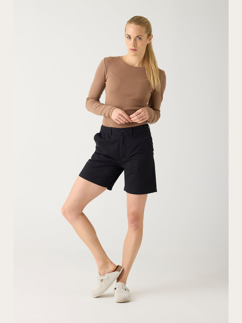 KnowledgeCotton Apparel - WMN POSEY wide mid-rise twill shorts - GOTS/Vegan Shorts 1300 Black Jet