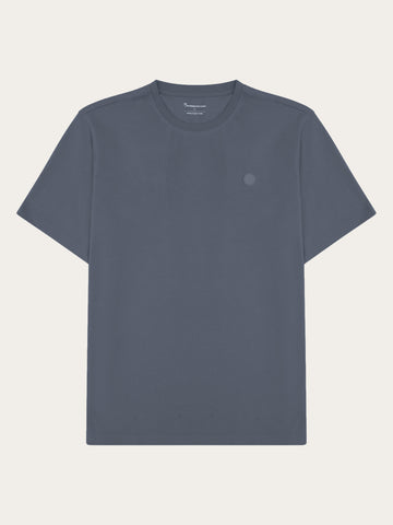 KnowledgeCotton Apparel - MEN Regular fit Badge t-shirt T-shirts 1226 Vintage Indigo