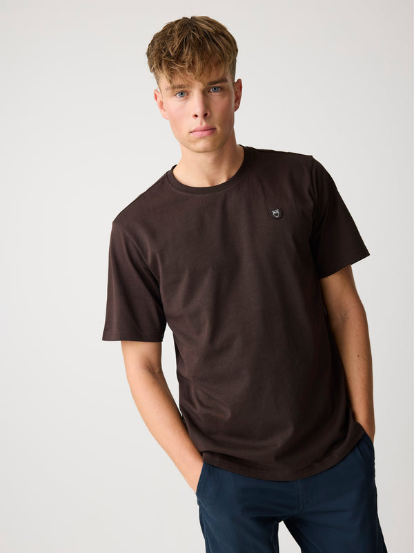 KnowledgeCotton Apparel - MEN Regular fit Badge t-shirt T-shirts 1487 Chocolate Torte