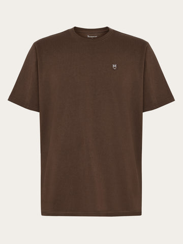 KnowledgeCotton Apparel - MEN Regular fit Badge t-shirt T-shirts 1489 Shaved Chocolate